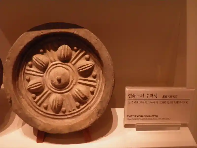 Roof tile with lotus pattern